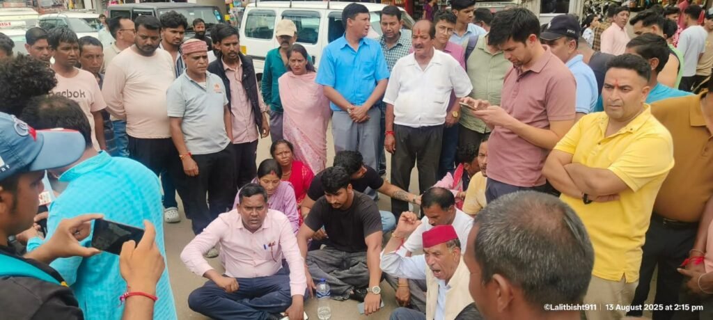 द्वाराहाट में क्षेत्र पंचायत सदस्य के पति के अपहरण के बाद हुआ बवाल, कांग्रेस कार्यकर्ताओ ने धरना देकर NH किया जाम। पुलिस के आला अधिकारी मौके पर पहुंचे।