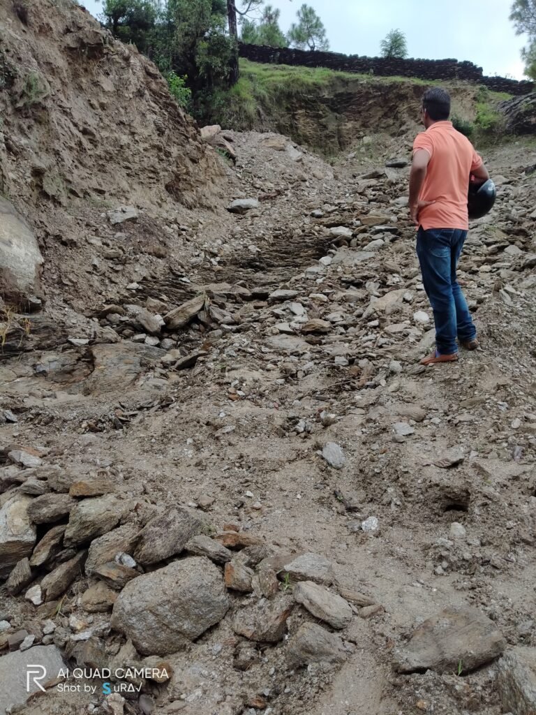 13 साल पहले खुदी सड़क बरसात में ले लेती है नाले का रूप, नेता हर बार कर जाते है वादा, ग्रामीण हुए निराश, लगायी सड़क बनाने की गुहार।