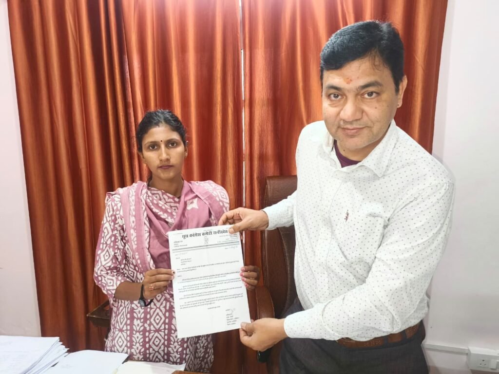 भैसखुरी गधेरे पर एक युवक की हो गयी थी मौत, अब यहाँ पैराफिट बनाने की हुयी मांग, अधिशाषी अभियंता को सौंपा पत्र।