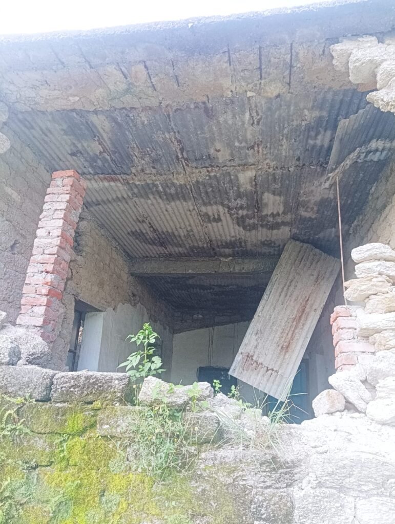 रानीखेत के कारचूली में खस्ताहाल स्कूल भवन में शिक्षा ले रहे हैं नौनिहाल। भवन कब हो जाए धराशायी कोई नहीं जानता।
