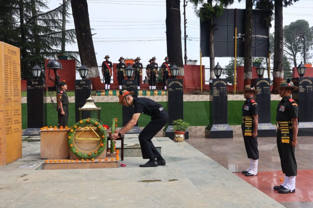स्वतंत्रता दिवस पर सोमनाथ ग्राउंड शहीदों को दी गयी श्रद्धांजलि, कुमाऊँ रेजिमेंट सेंटर में फहराया गया तिरंगा।