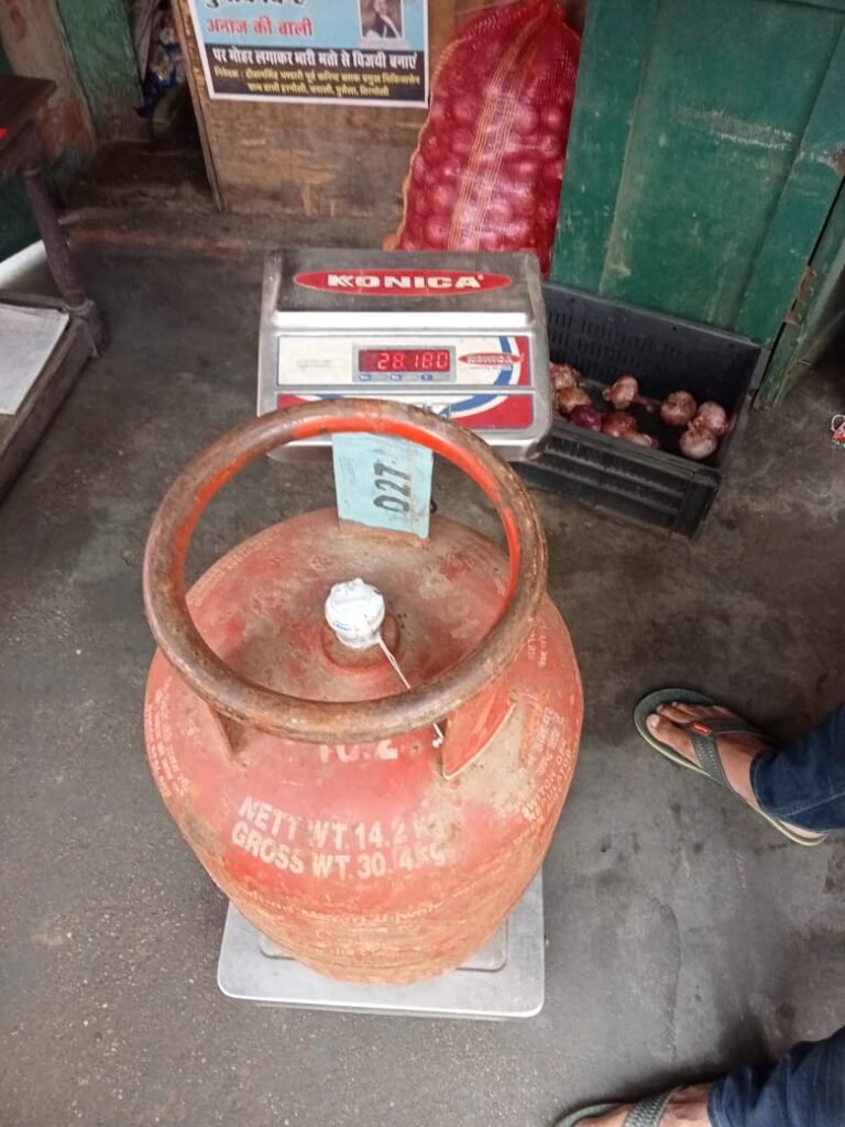 ग्रामीणों की जागरूकता ने गैस की घटतौली का किया भंडाफोड़, हर एक सिलेंडर में कम थी गैस, सभी 30 सिलेंडर एजेंसी को वापस भेजे।