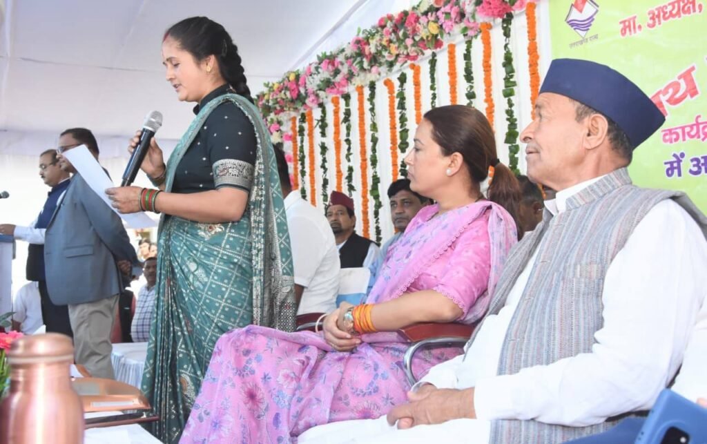 नव निर्वाचित जिला पंचायत अध्यक्ष हेमा गैड़ा समेत उपाध्यक्ष और 45 सदस्यों ने ली शपथ, मंत्री रेखा आर्य ने सहयोग का दिया भरोसा।