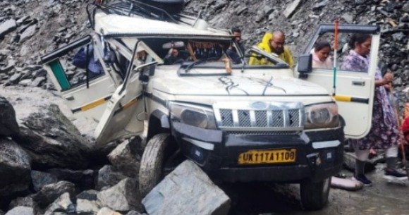 बोलेरो वाहन पर गिरा बोल्डर, 2 की मौत 6 घायल , तीन की हालत गंभीर।