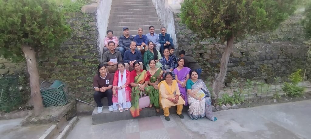 हिंदी पखवाड़े के अंतर्गत रानीखेत में कवि सम्मलेन का आयोजन हुआ। समाज के अलग अलग रंगो को कवियों ने मंच पर प्रस्तुत किया।