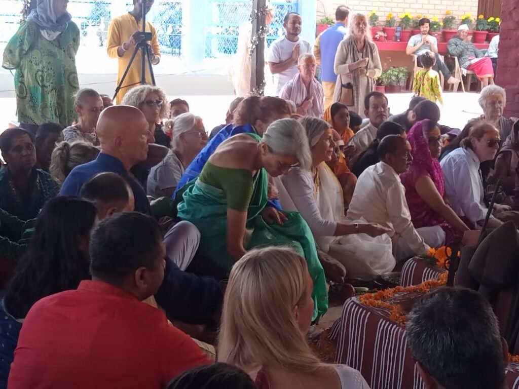 रानीखेत के चिलियानौला स्थित हैड़ाखान मंदिर में शारदीय नवरात्रों में वैदिक मंत्रोच्चार के साथ होता है विदेश श्रद्धालुओं का विवाह, नए हिन्दू नाम के साथ करते है नए जीवन की शुरुआत। देखिये तस्वीरें।