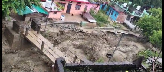 उत्तरकाशी के नौगांव मेंअतिवृष्टि से सेब के बगीचे और कृषि भूमि हुयी बर्बाद, मुख्यमंत्री ने दिए राहत और बचाव तेजी से चलने के निर्देश। देखिये वीडियो।