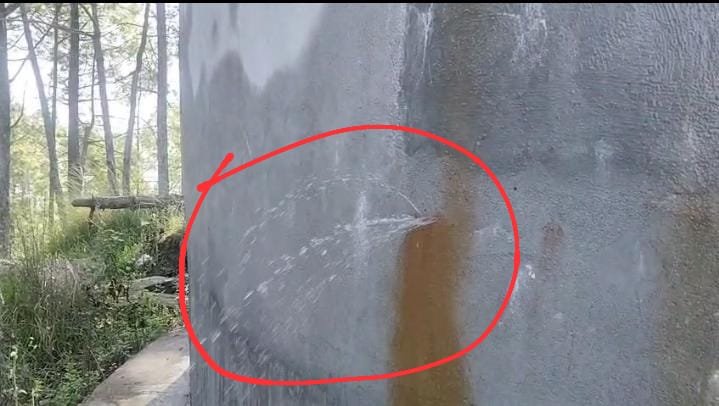 पहली बार पानी भरने पर ही जगह जगह लीक हो गया ढाई लाख लीटर का पेयजल टैंक, पेयजल निगम की कार्यप्रणाली पर उठे सवाल, ग्रामीणों में आक्रोश।