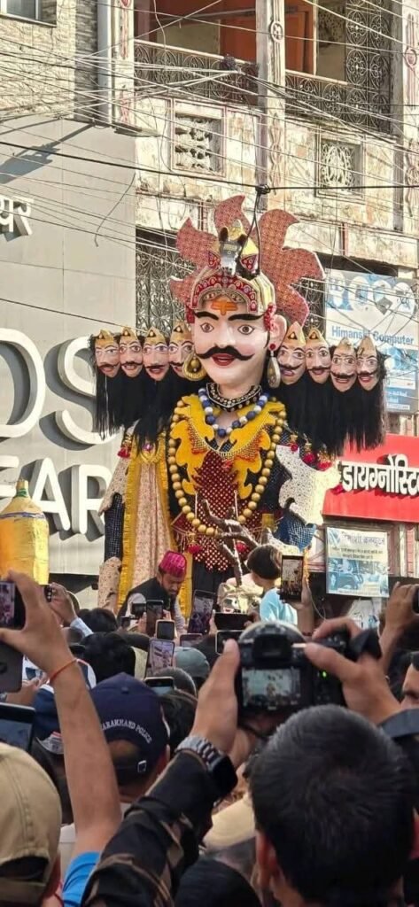 अगर आप अल्मोड़ा के ऐतिहासिक दशहरा देखने नहीं जा पाए हैं तो हम आपके लिए लाये है अल्मोड़ा में बने रावण परिवार के पुतलों का फोटो निबंध। देखिये  तस्वीरें।