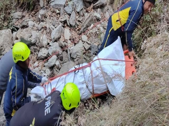 सुबह सवेरे बारात से वापस लौट रही बोलेरो हुई दुर्घटनाग्रस्त, माँ-बेटे समेत 5 की मौत, पांच घायल।