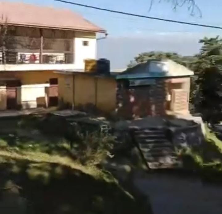 रानीखेत के SDM ऑफिस के पास शौचालय में गन्दगी से लोग परेशान, आम जनता की सुविधा के लिए प्रशासन पहल कर समस्या का करे निराकरण।