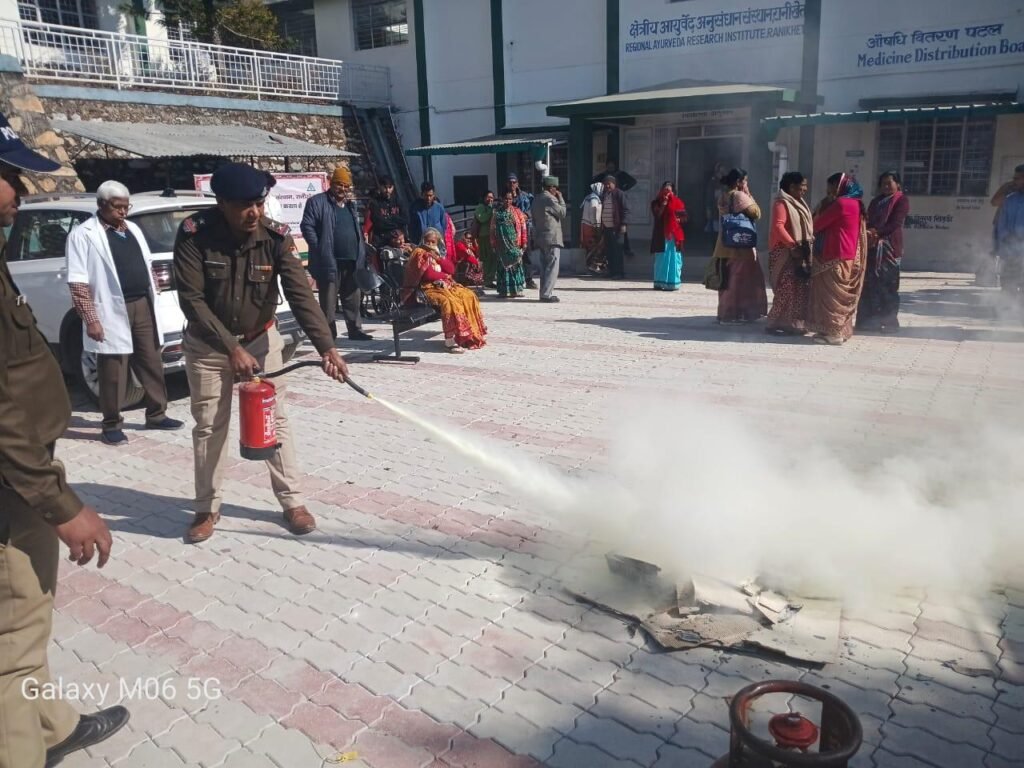 फायर स्टेशन रानीखेत ने मॉक ड्रिल कर बताए अग्नि सुरक्षा के उपाय, लोगों को किया जागरूक।