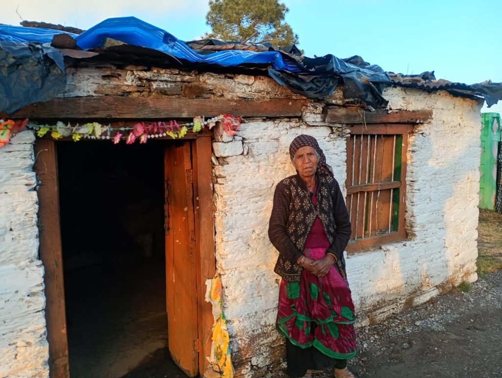 गरीब दलित विधवा महिला को 25 साल में भी बिजली नहीं दे सकी सरकार, मंत्री रेखा आर्य की विधानसभा में दलित महिला की नहीं हो रही सुनवाई।