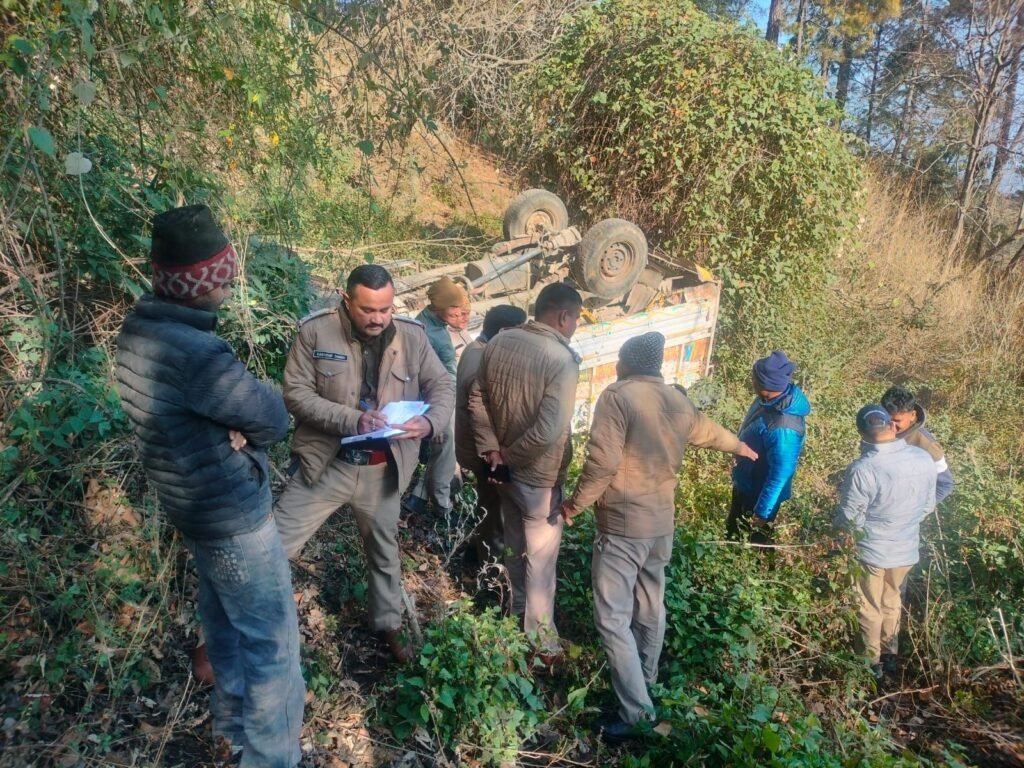 बस को पास देने में पिकअप ट्रक खाई में गिरा, पांच घायल। मजदूरों को ले जा रहा था पिकअप।