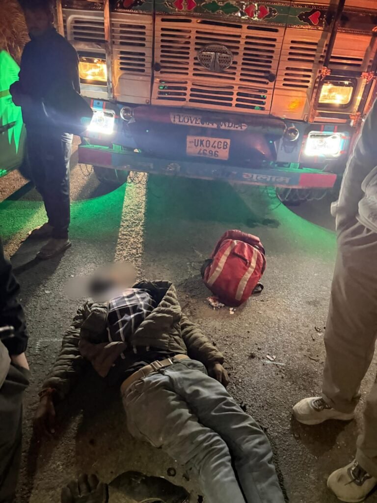 ट्रक स्कूटी की टक्कर में अल्मोड़ा निवासी युवक की दर्दनाक मौत। ट्रक चालक हुआ फरार।