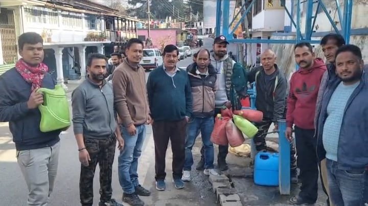 पांच दिन से नहीं आया पानी, परेशान चिलियानौला वासियों ने दी जल संस्थान का घेराव करने की चेतावनी।