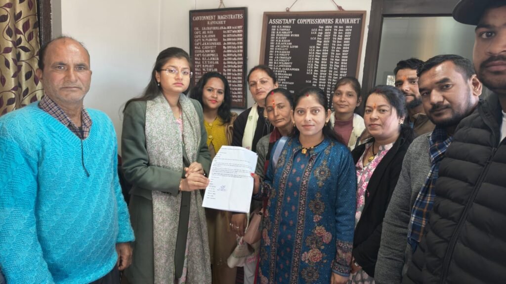 किन्नरों द्वारा की जा रही मनमानी वसूली के खिलाफ एकजुट हुए रानीखेत के ग्राम प्रधान, ज्ञापन देकर कार्यवाई की मांग।