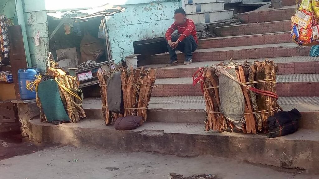 रानीखेत का वो चौराहा जहाँ दशकों से लकड़ी बेचने के लिए लकड़हारे करते हैं ग्राहकों का इंतज़ार !