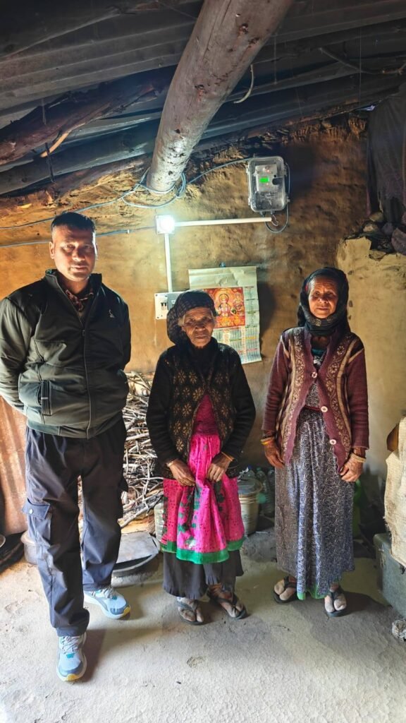 रानीखेत न्यूज़ की खबर का हुआ बड़ा असर, 25 साल बाद एक ही दिन में मिल गया बिजली कनेक्शन, जिलाधिकारी अंशुल सिंह ने लिया खबर का संज्ञान।