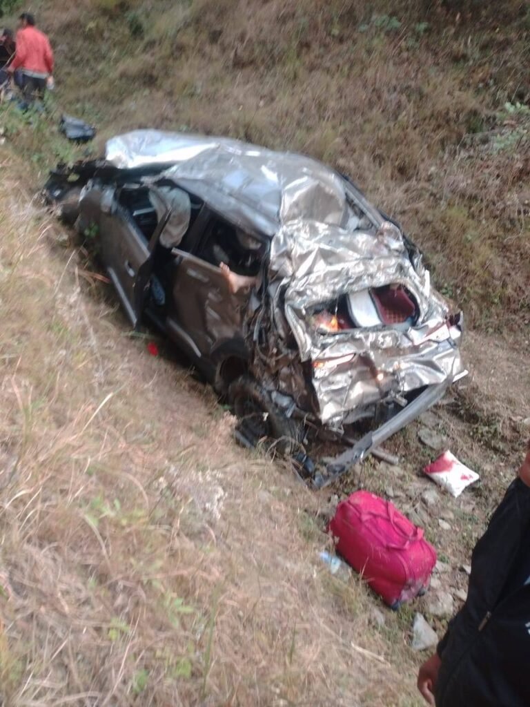 अल्मोड़ा के पास कार खाई में गिरी, 3 की मौत 5 घायल।