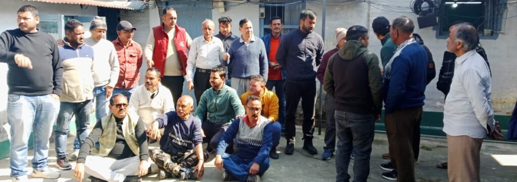 जाड़ों में भी 6 दिन से पानी के लिए तरस रहे नागरिकों ने जल संसथान के कार्यालय पर किया प्रदर्शन और नारेबजी।