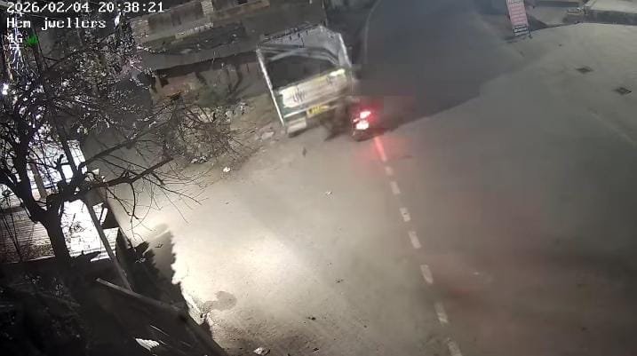 बागेश्वर के गरुड़ में सड़क किनारे खड़े वाहन से टकराई स्कूटी, हादसे का दर्दनाक वीडियो हुआ वायरल, एक की मौत एक गंभीर घायल, देखिये वीडियो।