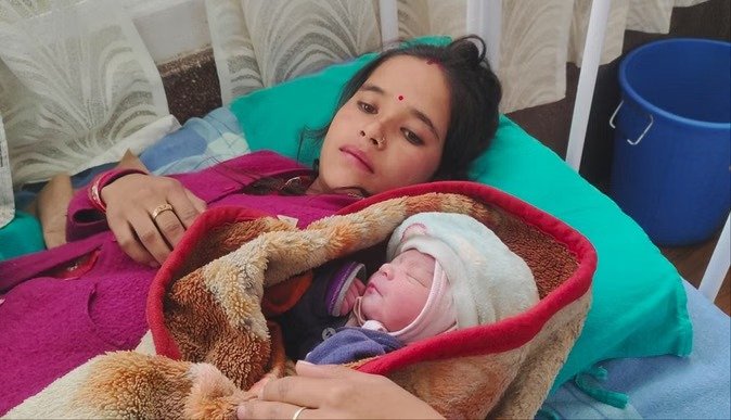 कैंची धाम के जाम में फँसी गर्भवती, एम्बुलेंस में ही दिया बच्चे को जन्म, एम्बुलेंस कर्मी की हो रही तारीफ।