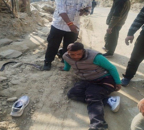 क्वारब पर बोल्डर गिरने से एक व्यक्ति और बालिका घायल, चलते ट्रैफिक के ऊपर पोकलैंड से चल रही थी खुदाई, अफसर आँखे मूंदे अपने ऑफिस में बैठे थे।