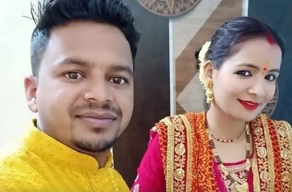 खाई में वाहन गिरने से कैंट बोर्ड रानीखेत में कार्यरत निधि आर्य और उनके पति योगेश की मौत।