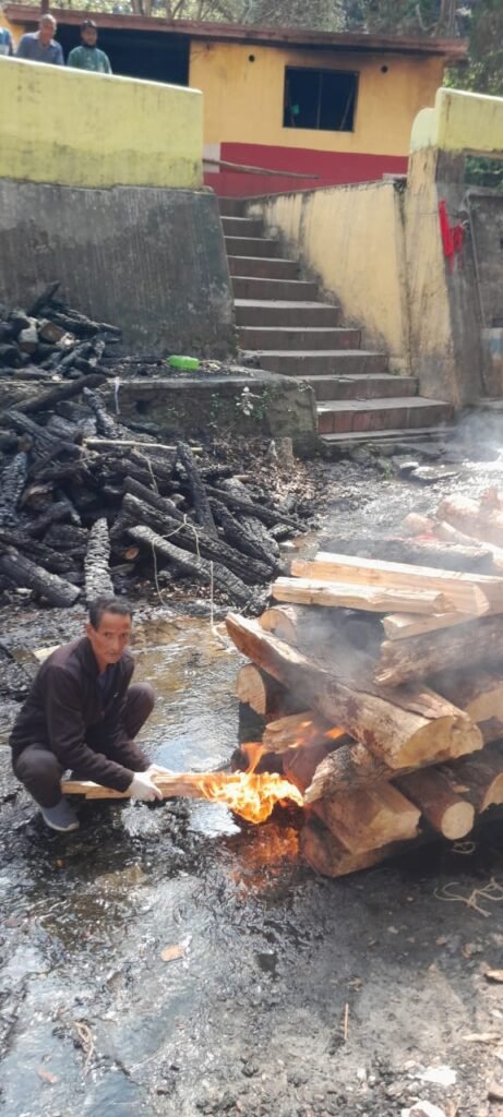 भतरौंजखान में मिला अज्ञात शव का रानीखेत के समाजसेवी सतीश पांडेय ने किया अंतिम संस्कार।