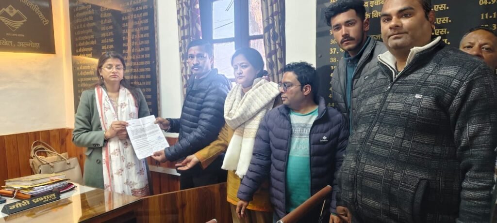 रानीखेत वासियों ने संयुक्त मजिस्ट्रेट से लगाई तेंदुओं से निजात दिलाने की गुहार, शाम होते ही नगर में घूम रहे तेंदुवे।