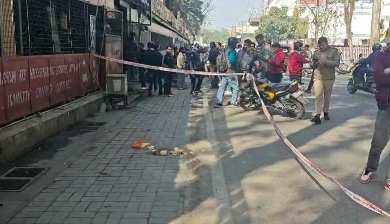 बीच बाजार हत्या से फिर दहला देहरादून, स्कूटी सवार बदमाशों ने बीच बाजार युवक को गोली से उड़ाया।