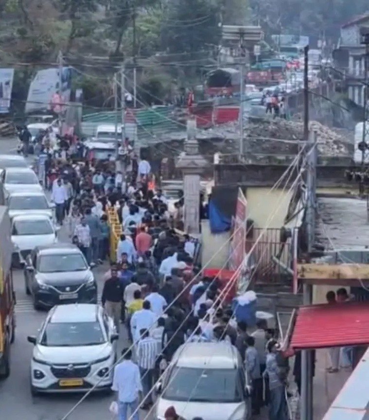 छुट्टियों के चलते कैंची धाम में उमड़े श्रद्धालु, स्थानीय निवासी फिर से कई किलोमीटर लम्बे जाम में फंसे।