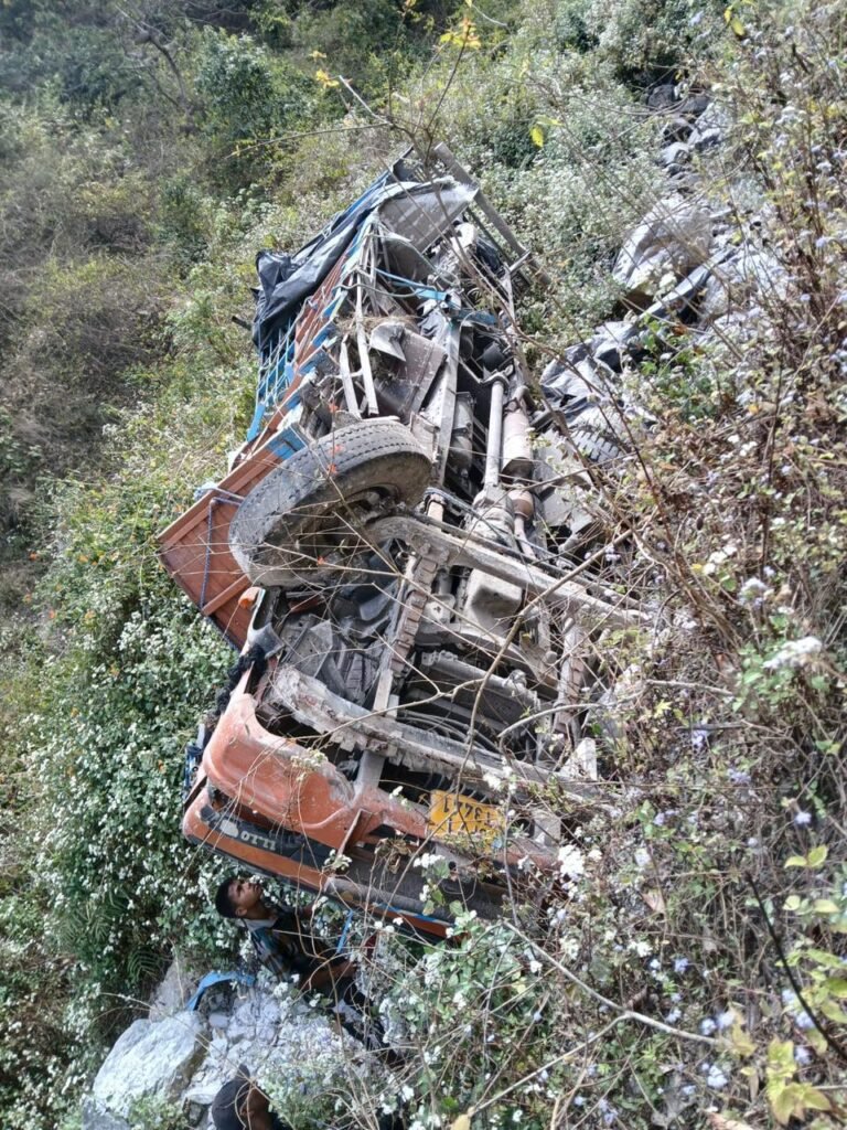 नहीं थम रहे हादसे, अल्मोड़ा जिले के सल्ट में ट्रक खाई में गिरा। 2 घायलों को पुलिस ने किया रेस्क्यू।