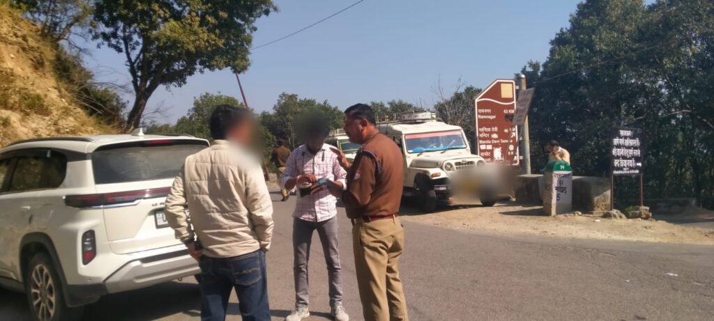 होली के बाद बड़ी संख्या में लौट रहें हैं लोग, दुर्घटना रोकने को पुलिस ने चलाया चेकिंग अभियान।