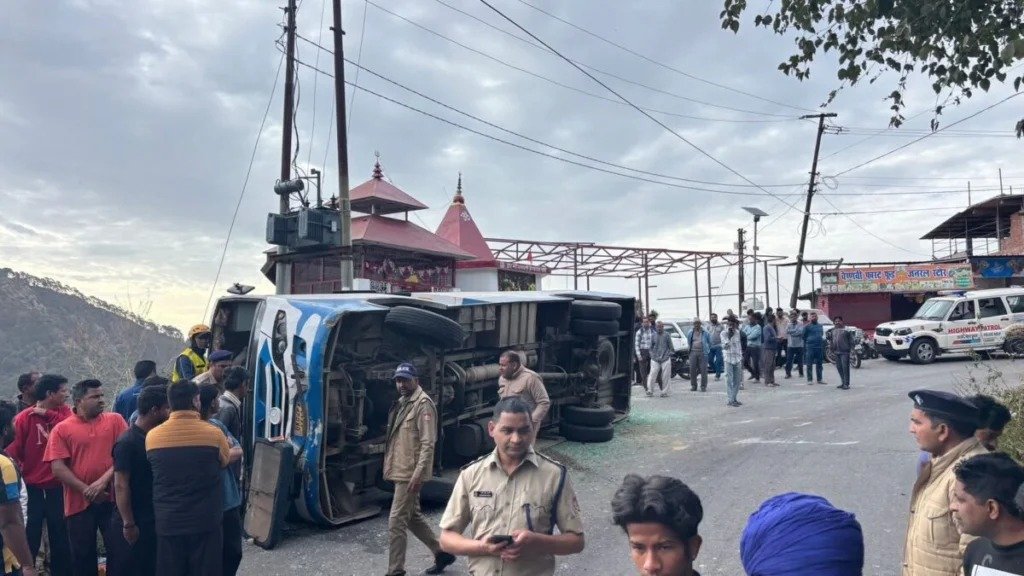 हल्द्वानी से पहाड़ जा रही बस भवाली रोड पर पलटी, एक की मौत, सात घायल