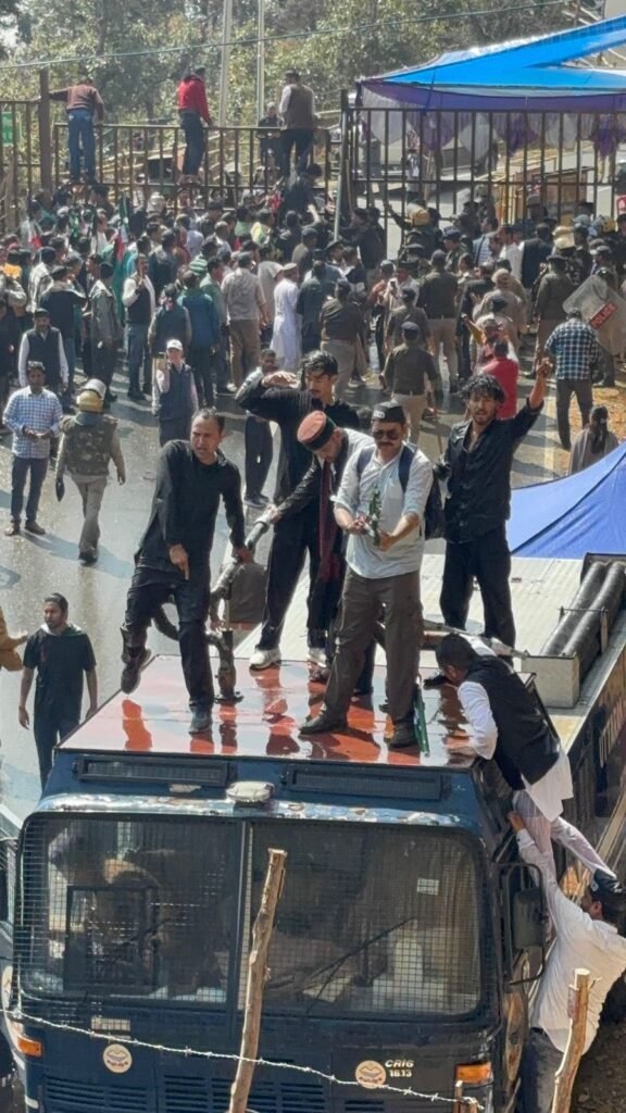 गैरसैण में यूकेडी कार्यकर्ताओं ने किया जबरदस्त प्रदर्शन, हालत काबू करने में पुलिस के पसीने छूटे।