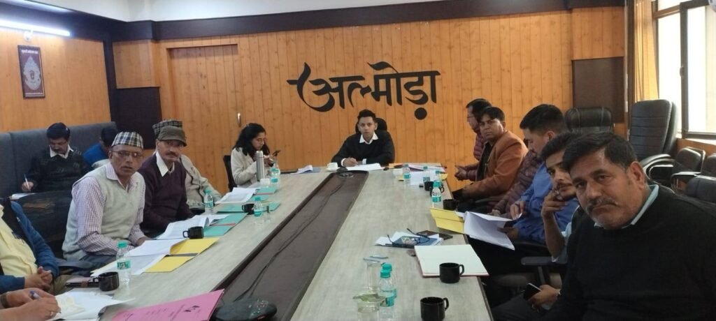 विशेष गहन पुनरीक्षण कार्यक्रम (सर) की तैयारियों के लिए जिलाधिकारी अल्मोड़ा ने की बैठक।