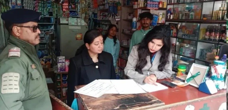 रानीखेत में मेडिकल स्टोर्स पर छापा: दो के लाइसेंस निलंबन की सिफारिश, तीन को नोटिस।