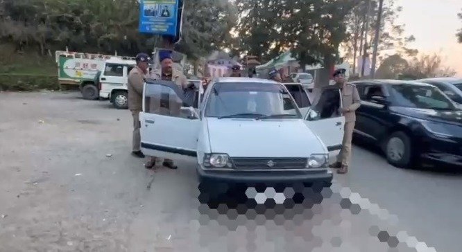 रानीखेत में शीशों पर काली फिल्म चढ़ाये हुए लगे वाहन का चालान, फिल्म भी उतारी गई।