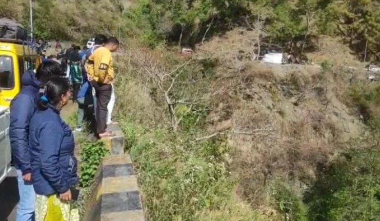 ज्योलीकोट-भवाली रोड पर खतरनाक हादसा, गहरी खाई में कार गिरने से दो की मौत, दो घायल।