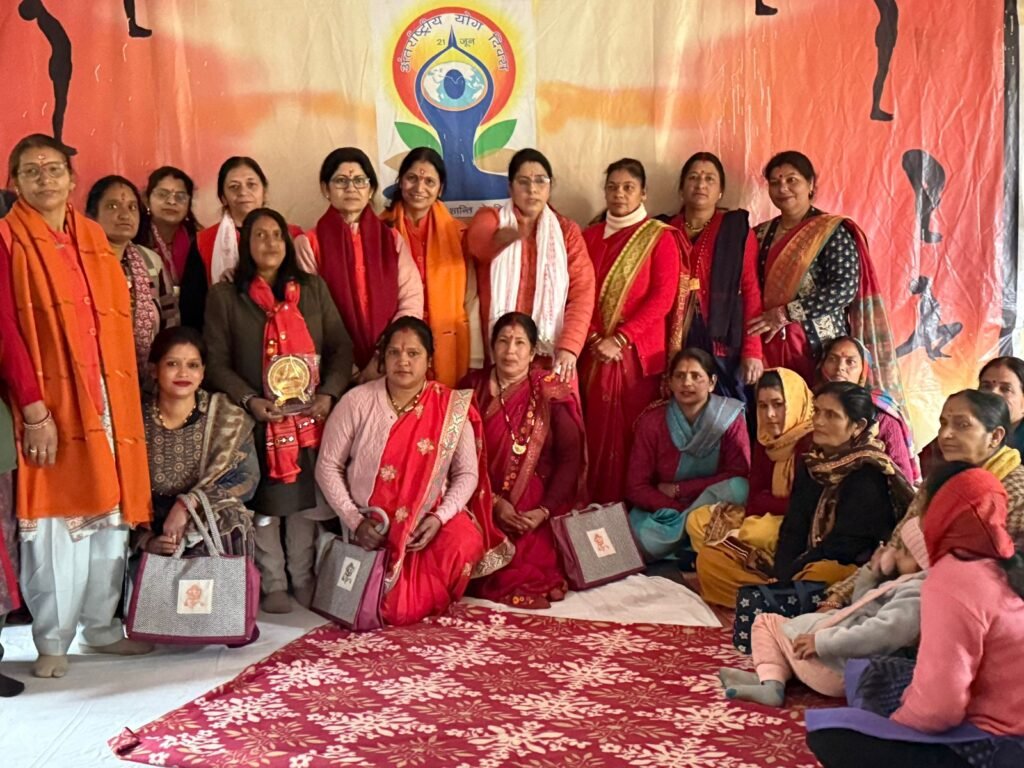 रानीखेत में हुआ योग कार्यक्रम का आयोजन, महिलाओं को किया गया सम्मानित।