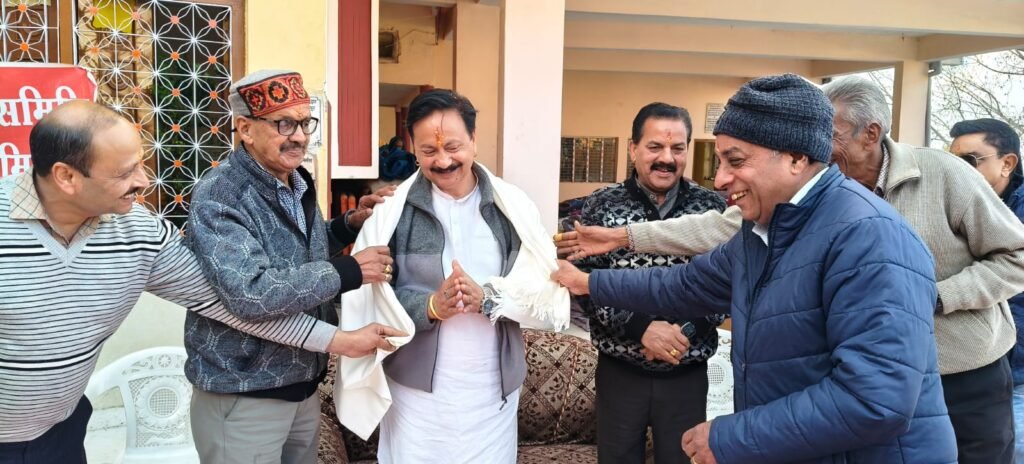 पूर्व कांग्रेस प्रदेश अध्यक्ष करन माहरा ने शिव मंदिर धर्मशाला समिति को भेंट कीं 80 रज़ाइयाँ।