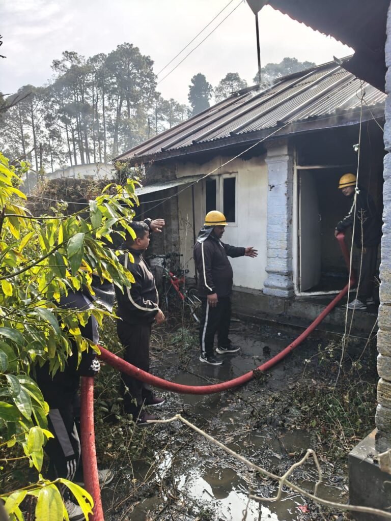 रानीखेत में डॉक्टर के बंद पड़े घर में लगी आग, समय रहते फायर ब्रिगेड ने पाया आग पर काबू।