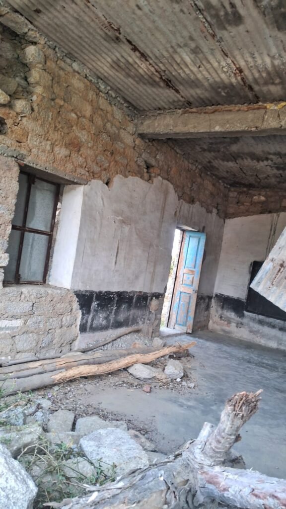 रानीखेत में जर्जर खस्ता हाल भवन में पढ़ने को मजबूर नौनिहाल, शासन प्रशासन नहीं ले रहा सुध।