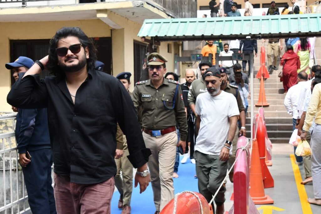 विश्व विख्यात कैंची धाम पहुंचे प्रसिद्ध गायक विशाल मिश्रा ने नीम करौली बाबा के दर्शन कर उनका आशीर्वाद ग्रहण किया।