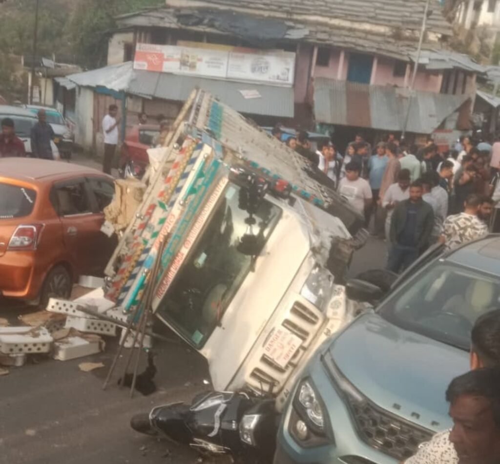 अनियंत्रित पिकअप पांच वाहन को टक्कर मार कर बीच बाजार पलटा, 2 लोग घायल।