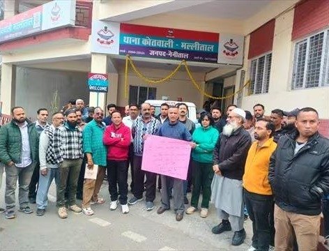पुलिस द्वारा जबरन 11 बजे बाज़ार बंद करवाने पर नैनीताल में भड़के व्यापारी, कोतवाली के सामने किया प्रदर्शन