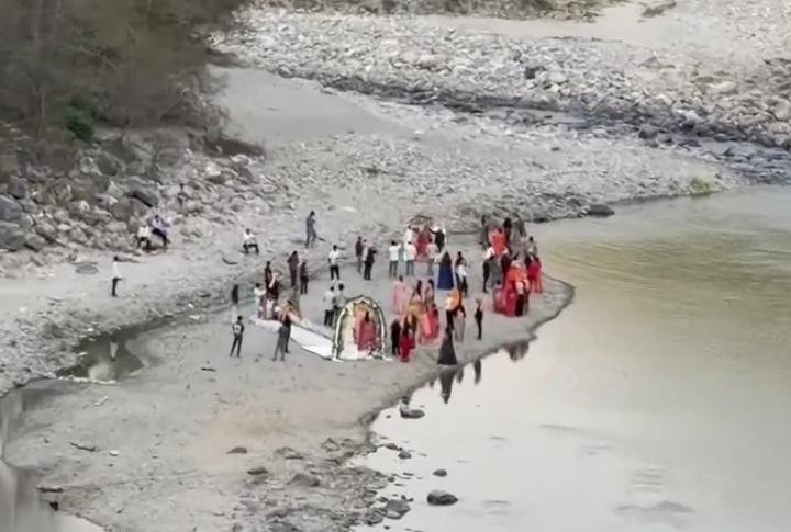 हे भगवान ! डेस्टिनेशन वेडिंग के नाम पर यहाँ शमशान घाट में कर दिया विवाह समारोह का आयोजन। देखिये वीडियो।