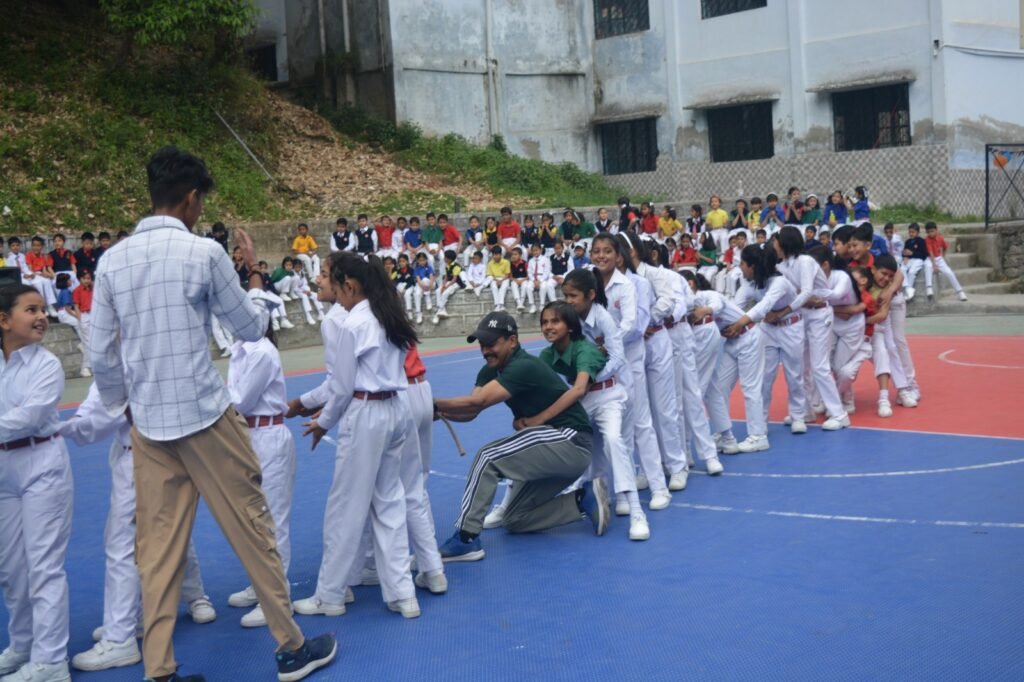 आर्मी वेलफेयर एजुकेशन सोसायटी रेजिंग डे पर रानीखेत के आर्मी पब्लिक स्कूल में उत्साहपूर्ण आयोजन